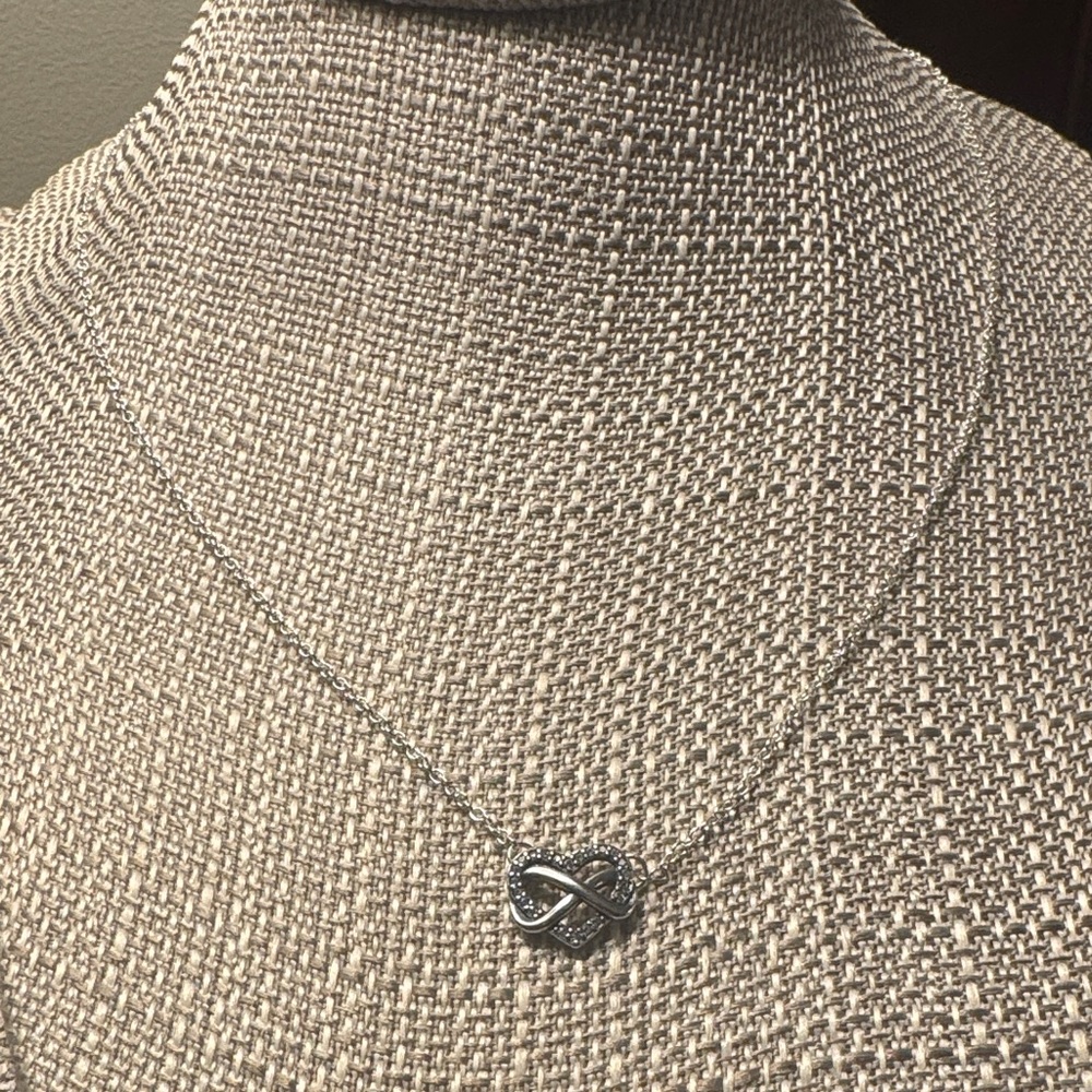 NWOT Pandora Sparkling Infinity Heart Collier Necklace